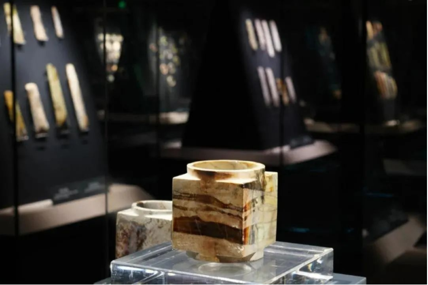 看到這張照片，你是不是以為玉琮在“裸展”？沒錯(cuò)，確實(shí)像。但它真的沒有裸展