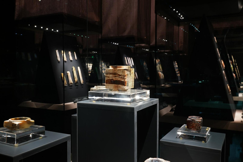 玉石展柜區(qū)，因?yàn)榈头床ＡУ募映?，更顯通透
