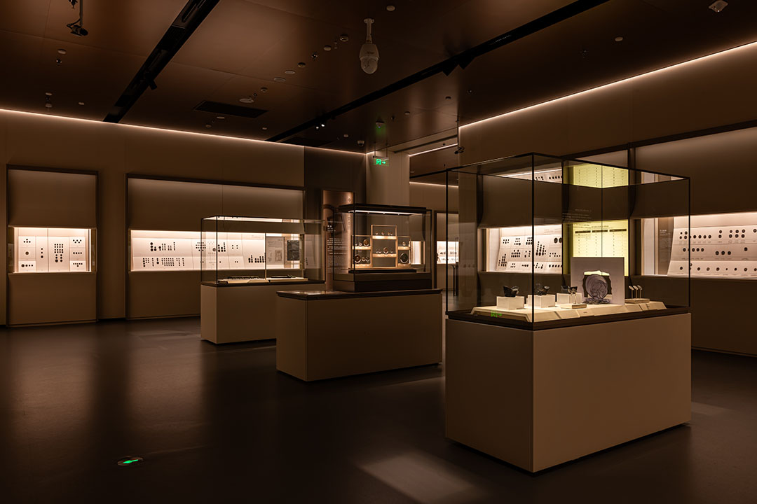 上海博物館東館-克里克展柜.jpg