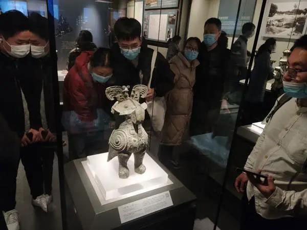 河南博物院-克里克展柜.jpg