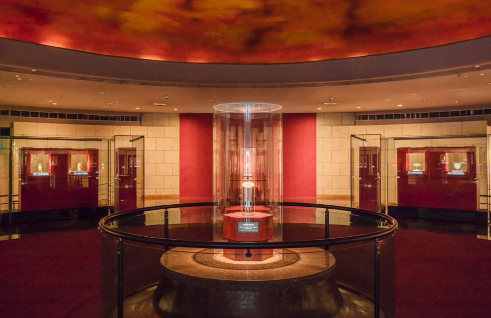成都金沙遺址博物館“太陽神鳥”展柜.png